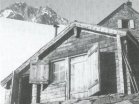 Die alte Hütte – heutige Winterhütte – am heutigen Standort. Im Hintergrund sieht man einen Teil der Steinhütte von 1924.